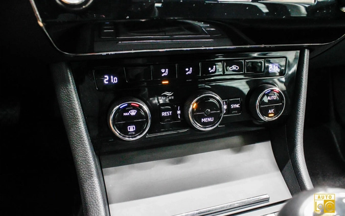 Skoda Superb cena 48888 przebieg: 293000, rok produkcji 2018 z Prochowice małe 379